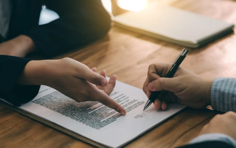 Como Elaborar Acordos que Protejam Seus Interesses. Aprenda como evitar litígios com uma gestão jurídica eficaz que protege seu negócio e mantém o foco no crescimento sustentável. Evite Litígios com Contratos Bem Elaborados