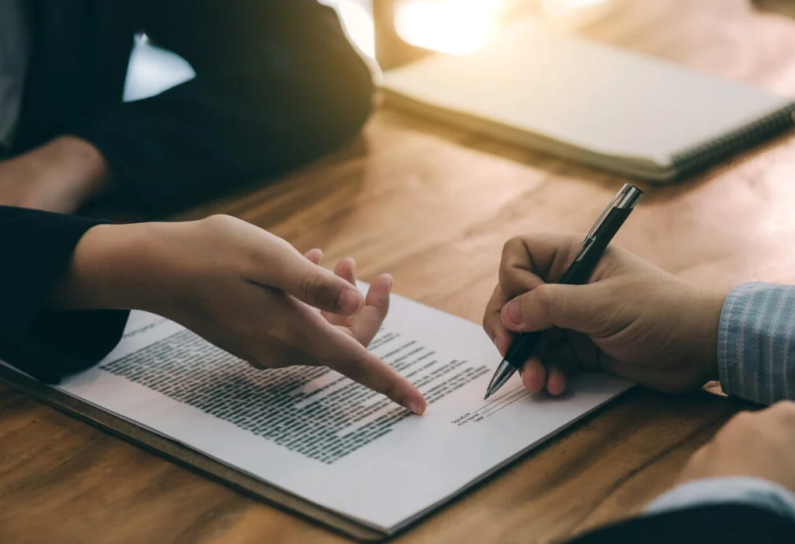 Como Elaborar Acordos que Protejam Seus Interesses. Aprenda como evitar litígios com uma gestão jurídica eficaz que protege seu negócio e mantém o foco no crescimento sustentável. Evite Litígios com Contratos Bem Elaborados
