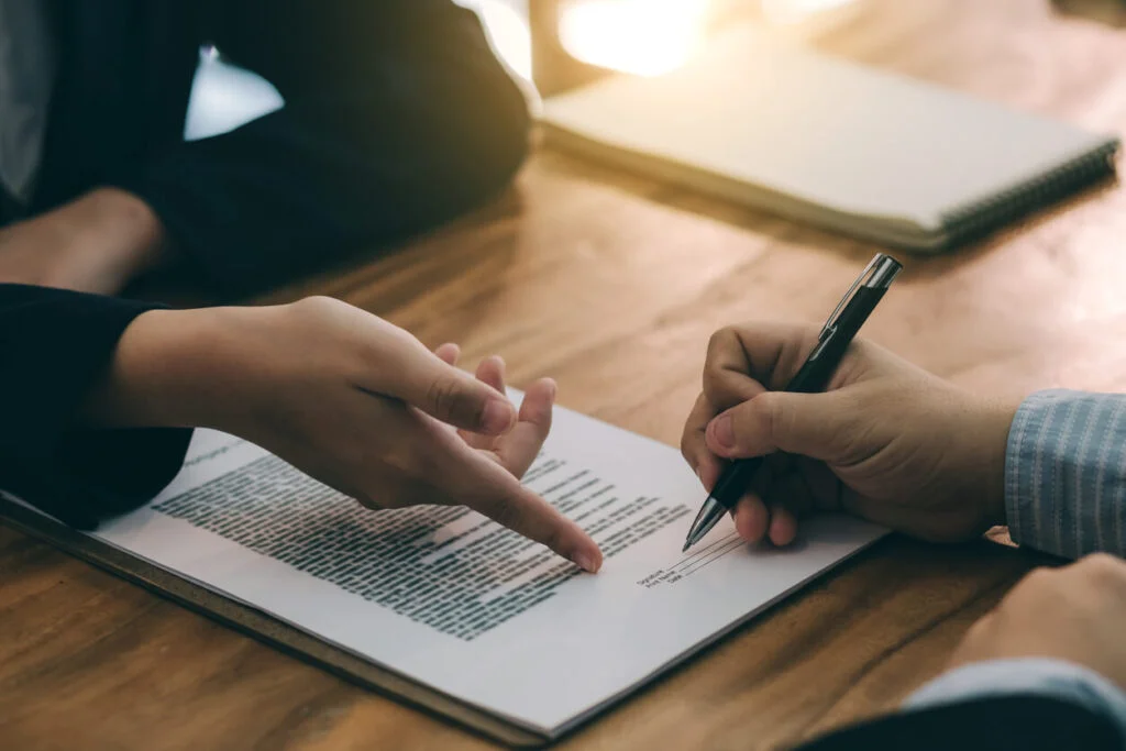 Como Elaborar Acordos que Protejam Seus Interesses. Aprenda como evitar litígios com uma gestão jurídica eficaz que protege seu negócio e mantém o foco no crescimento sustentável. Evite Litígios com Contratos Bem Elaborados