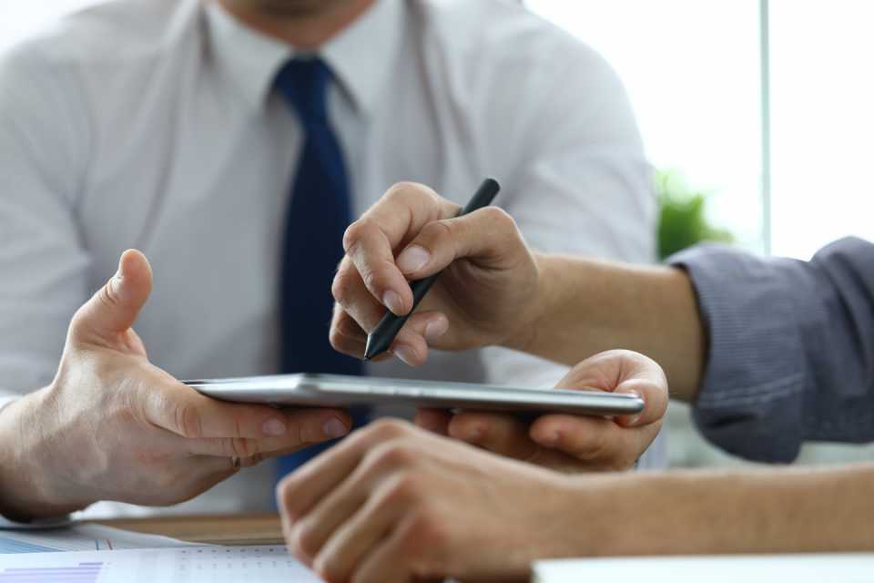 A Importância da Revisão Jurídica em Contratos Comerciais